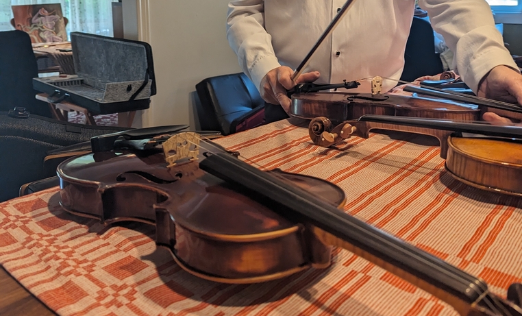 Essais de violons à l'école Julie-Gagnon.
